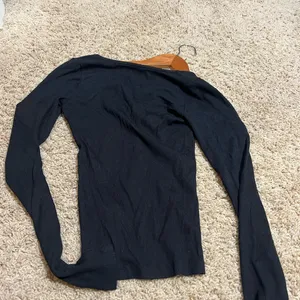 Hollister long sleeve thumbnail 2