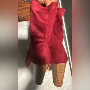 Chic burgendy Suede Heeled Boots Red Size 7.5 thumbnail 5