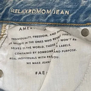 American Eagle Relaxed Mom Jeans Light Wash Size 4 Long thumbnail 6
