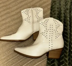 White Cowgirl Amazon Boots thumbnail 1