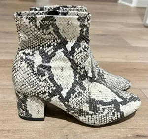 Time and Tru Heeled‎ Snakeskin faux leather zip Ankle Boots black cream size 7.5 thumbnail 1