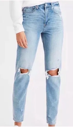 American Eagle Mom Jeans 4 EXTRA LONG Distressed Denim Light Wash High Riss thumbnail 1