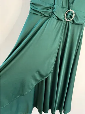 Elegant Emerald Green Surplice Dress with Decorative Waist thumbnail 3
