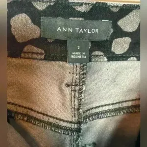 Ann Taylor Women's Five Pocket Kick Crop Pants Black Print Design‎ Size 2 thumbnail 3