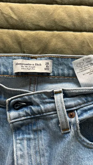 Abercrombie High-Rise Jeans thumbnail 2