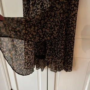 Tommy Hilfiger Crossover Hem Black Tan Floral Midi Dress‎ Sheer Chiffon Size 8 thumbnail 9