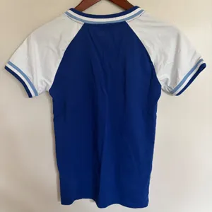 New‎ Era Kansas City Royals MLB V-Neck Graphic T-Shirt Blue White Womens Small thumbnail 9