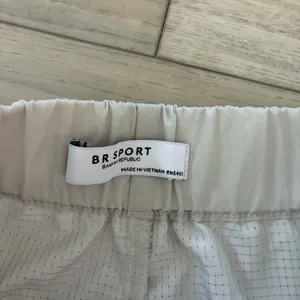 BR Sport Banana Republic‎ Athletic Shorts Lightweight Nylon Women's Tan M thumbnail 2
