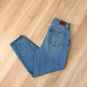 Madewell Baggy Tapered Jeans in Markwood Wash thumbnail 3