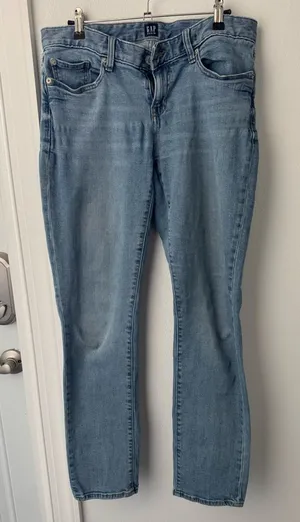 • GAP • Straight Leg Women's Jeans Light Wash Size 28/6 thumbnail 1