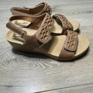 Clarks Lexi Marigold‎ Q Tan Leather Laser Cut Wedge Sandals Size Womens 7 thumbnail 3