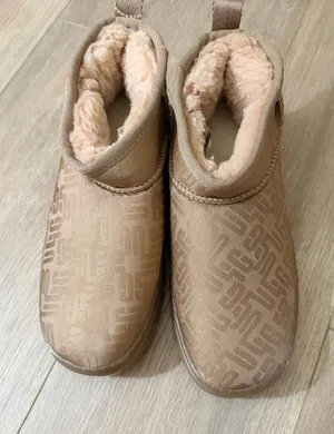 UGG Chestnut Logo Short Shearling-Lined Booties thumbnail 1