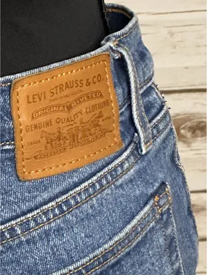 Levi's Wedgie Short medium wash cuffed denim jean short Size 27 coastal cowgirl thumbnail 8