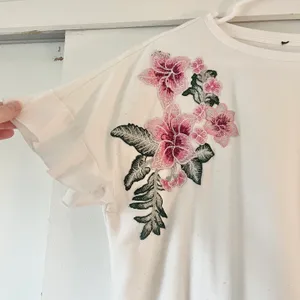 Floral Embroidered Ruffle Top White Size M thumbnail 3