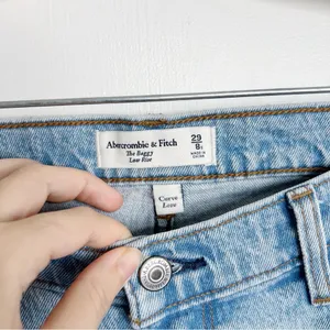 Abercrombie • Curve Love Low Rise Baggy Jean medium light wash faded distressed loose thumbnail 4