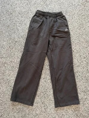 Alo yoga sweatpants in espresso thumbnail 1