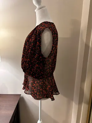 Astr Blouse Women’s Size M Black and Red Sleeveless V-Neck Peplum Blouse thumbnail 3
