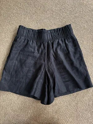 Like New QUINCE European Linen High Waisted Shorts Black Size XS thumbnail 4