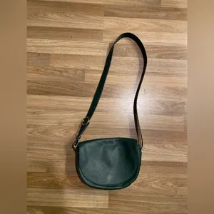 Cuyana Half Moon Green Leather Handbag thumbnail 3