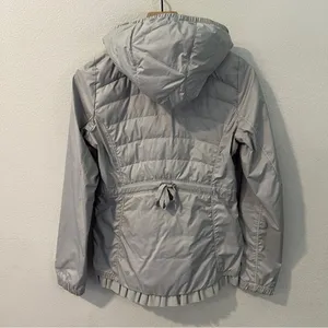 Lululemon Spring Fling Puffy Windbreaker Silver Spoon Ruffle Trim Hooded Size 6‎ thumbnail 5