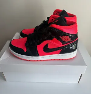 Women’s Air Jordan Nike 1 Mid thumbnail 1