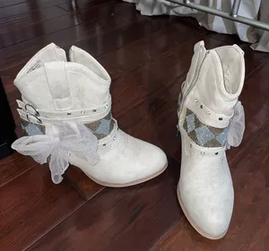 Creamy White Cowgirl Boots thumbnail 2