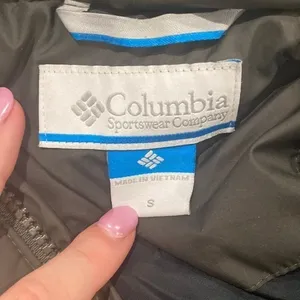 Columbia Women’s Winter Puffer Coat in dark/ olive‎ green Size Small thumbnail 4