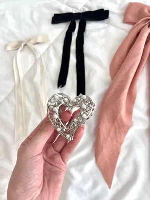 Lot of hair bow accessories and pearl heart clip thumbnail 2