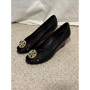 Tory Burch Leticia Open Toe Wedge Pebbled Black Leather Gold Logo size 10 thumbnail 3
