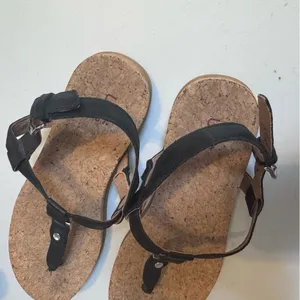 UGG Aleigh Black Leather T-Strap Sandals Women’s Size 8.5 Cork Footbed thumbnail 6