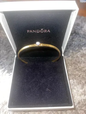 This item is a hammered gold-tone pearl bracelet thumbnail 3