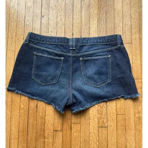 AQUA Women's Denim Shorts Dark Wash Embroidered Frayed Hem Size 30 thumbnail 2