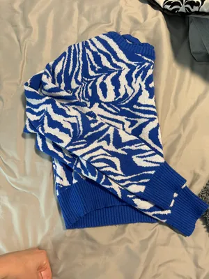 Subdued Cropped Sweater Size M thumbnail 3