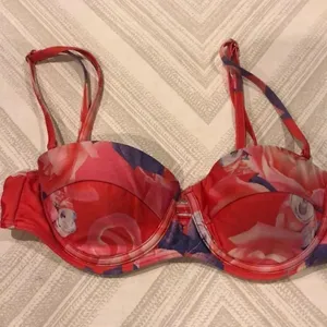 Insight Red Floral Bikini with Adjustable Straps Size 6 Top, Size 8 Bottom. thumbnail 2