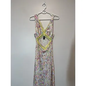 Beach Riot Kimi Cut-Out Slit V-Neck Dress in Forget Me Not Floral Lace Trim Smal thumbnail 4