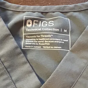 FIGS Technical Collection Scrub Top V-Neck Short Sleeve Solid‎ Green Size Medium thumbnail 4