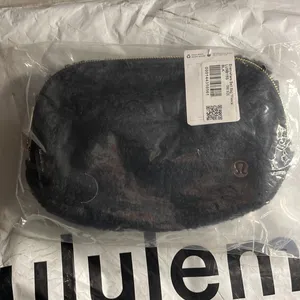 NWT Lululemon Everywhere Fleeced Belt Bag Black thumbnail 7