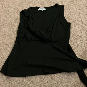 White House black market wrap top M‎ thumbnail 3