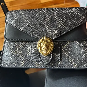 Classic Kitschy Faux Snake-Print Adjustable Black Crossbody Bag Lion Emblem NWT thumbnail 9