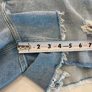 Abercrombie & Fitch The 4” Mom Short High Rise‎ in 36/ 22 thumbnail 4