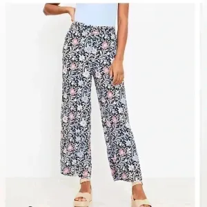 LOFT Women's Floral Wide Leg Crop‎ in Spring Bloom Pants with Pockets Size MP thumbnail 2