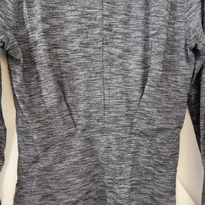 Lululemon Long Sleeve V‎ Neck Top Thumb Hole Heathered Gray AthleticSize 6 thumbnail 4