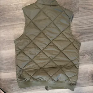 Dickies women’s quilted and lined puffer vest size Small thumbnail 3