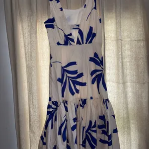 Willow Blue and White Leaf Print Midi Dress thumbnail 2