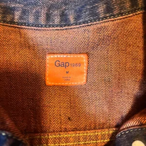 GAP 1969 Women's Denim Jacket Distressed Wash‎ Size M thumbnail 2