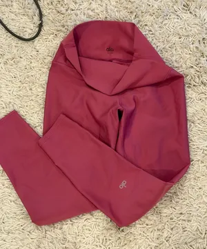 Alo yoga 7/8 airlift High-Rise Leggings in Berry thumbnail 1