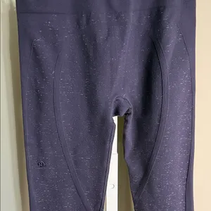 Lululemon Free‎ To Flow Crop Legging Midnight Navy/White Size 4 thumbnail 4