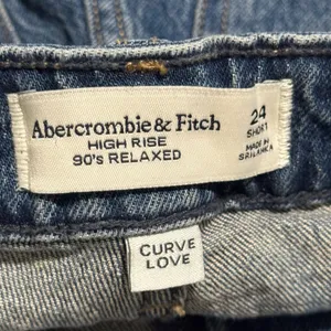 Abercrombie & Fitch Curve Love High Rise 90s Relaxed Jeans 24 Short Frayed Hem thumbnail 5
