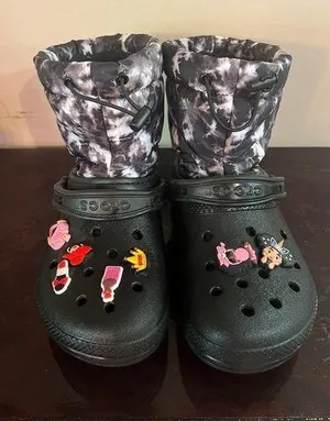 Crocs Classic Lined Women's Winter  Boots size 7 thumbnail 1