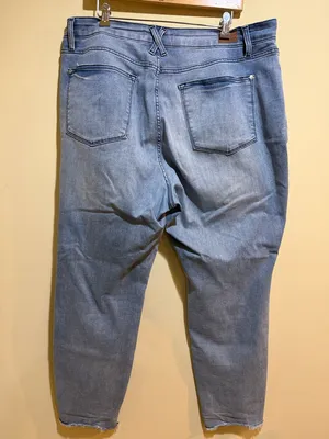 Women’s Judy Blue Relaxed Fit Distressed Raw Hem Jeans thumbnail 3